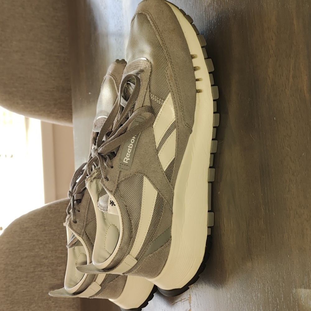 Reebok Gray and White Sneakers with Retro Design - Picture 4 of 4